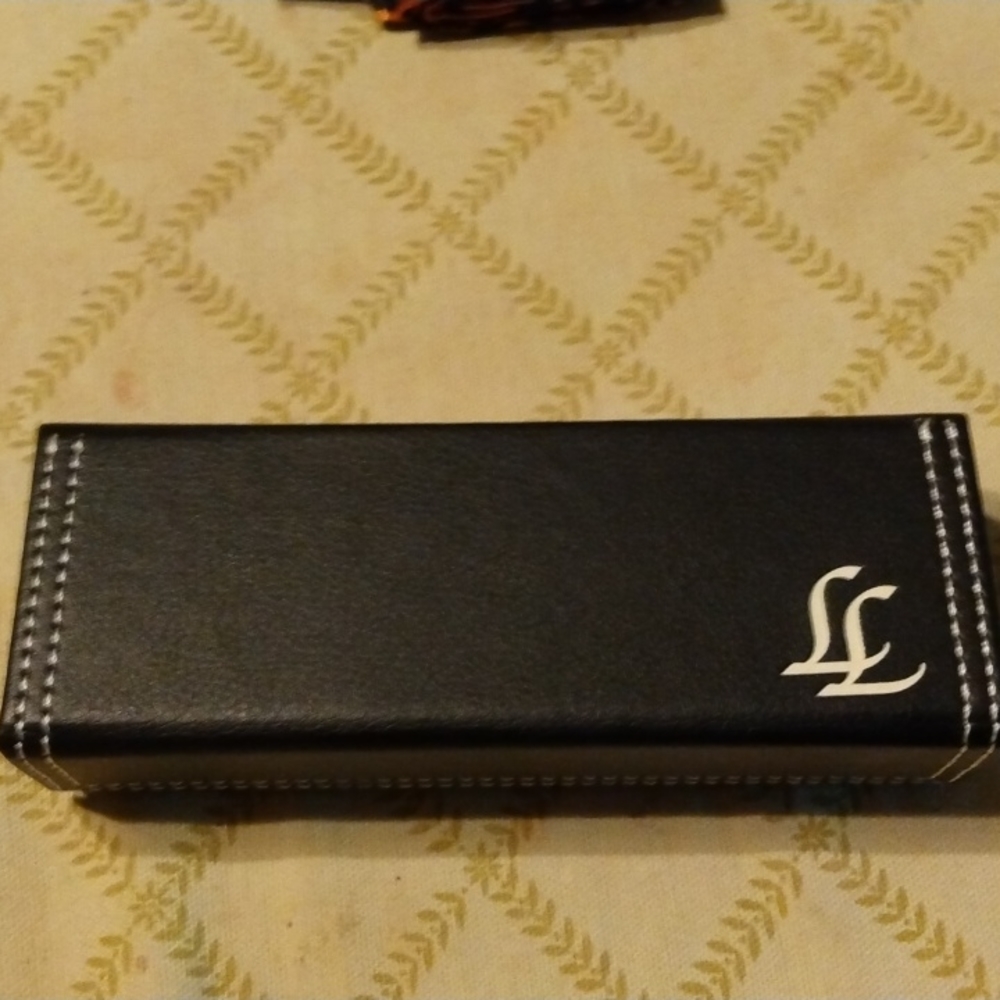 Lisa Loeb Eyeglass Holder